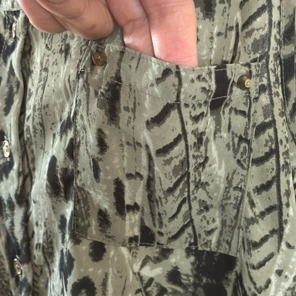 EDGE leopard print Blouse, sage green/black, sleeveless, button front. L EUC - Picture 6 of 17